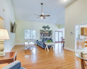 Secluded Mount Pleasant Home - 6 Mi to Beaches! - Charleston - Sala de estar
