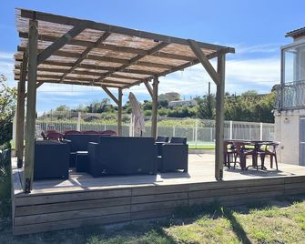 VILLA 14 Pers. Private pool, pétanque, terrace. 1km from Vallon center - Vallon-Pont-d'Arc - Innenhof