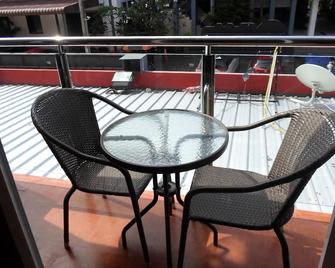 Aonang Chokdee Hostel - Krabi - Balcón