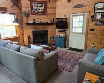 Camp Valentine- charming 3 bedroom cabin with hot tub and fireplace in private setting - Swanton - Sala de estar