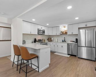 Charming & Newly Renovated Apartment - Simsbury - Kitchen