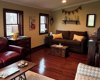Great Location!! Walk to Town & Train!! - Southold - Huiskamer