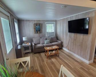 Adorable Unique Rental in West Dennis, MA Unit 4 - West Dennis - Living room
