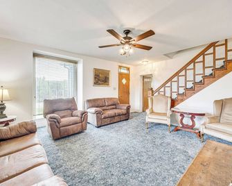 Charming Trinidad Home about 2 Mi to Main Street! - Trinidad - Вітальня