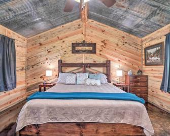 Updated Studio Cabin in Ozark with Yard and Mtn View - Ozark - Спальня
