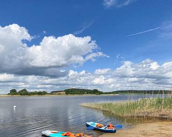 Enjoy nature in the countryside in a large cottage on the lake with beautiful garden - Pawesin