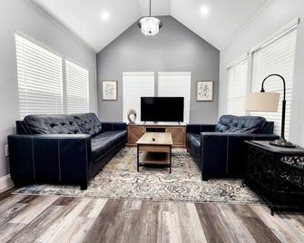 Green Roof House - Lakeland - Living room