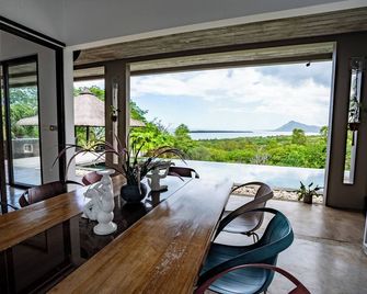 Luxury Villa Peaceful, highlights the natural surroundings and tranquility. - Le Morne - Dining room