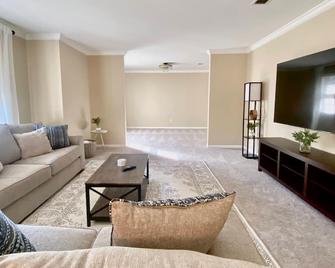 Room for the whole family in Rome - Rome - Living room