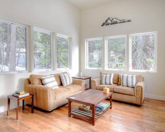 Eureka - Yosemite West - Wohnzimmer