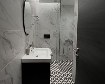 Penthouse & Apartments by the Sea near Airport - Artémida - Bathroom