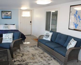 Lakefront Log Cabin in Historical Portage Lakes! - Akron - Living room