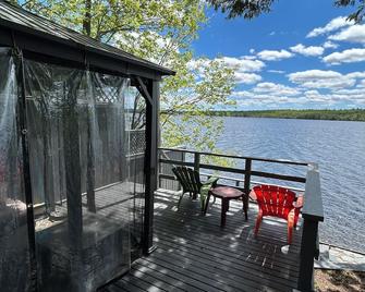 The Burgundy Dream Bed And Breakfast - Fall River - Balcony