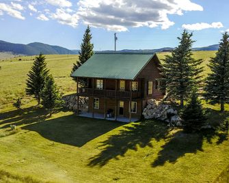 Charming Cabin with Spectacular Mountain Views near Madison River in Ennis, Montana - Ennis - Building