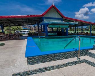 Airport Suites Hotel - Piarco - Piscina