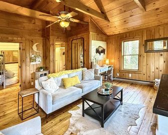 1930's Highlands Hideaway - Highlands - Living room