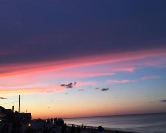 \'The Sunset Beach Place\' - Marshfield - Outdoors view