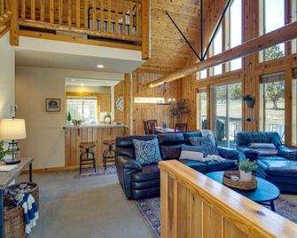 Juniper Ridge Chalet at Eagle Crest Resort - Redmond - Living room