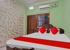 OYO Flagship 813239 Hotel Saalt - Patna - Schlafzimmer