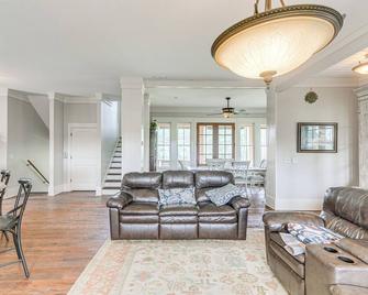 7 Mi to Downtown Fitzgerald Spacious Home with Deck - Fitzgerald - Living room