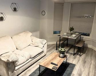 Cosy Apartment With Parking Close To Ips - Ipswich - Living room