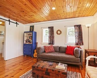 Sunset Ocean Cove Waterfront Cottage - 10 mins from Lunenberg, great restaurants - Lunenburg - Living room