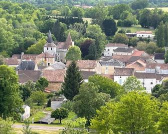 Maison au coeur du Périgord Vert - Teyjat - Edificio