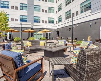 Cambria Hotel Davenport Quad Cities - Bettendorf - Binnenhof