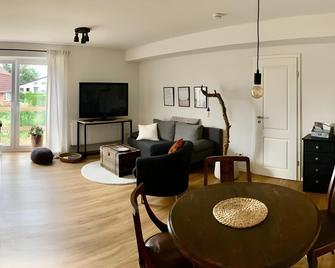 Winsen App for 4 guests near Hamburg/Lüneburg beautifully furnished & decorated - Winsen - Dining room