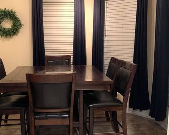 3bedroom 2bath 4min Fair Grounds 6min Epicenter - Rosenberg - Essbereich