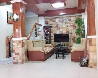 Baguio City Vacation House-Vrbo - Baguio - Living room