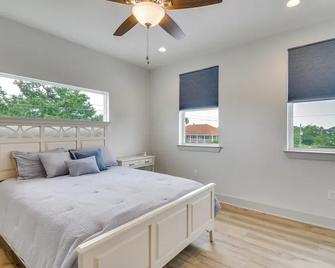 Modern Waveland Home with Deck - Walk to the Beach! - Waveland - Спальня