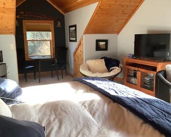 Log Home in Beautiful Country Setting. - Lynden - Bedroom