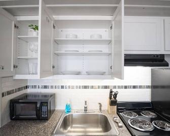 Vibes On Main - Modern Chic Studio In Downtown - Peoria - Kitchen