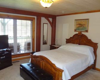 Unique country lodge! brPet friendly & close to everything in the area - Paducah - Bedroom