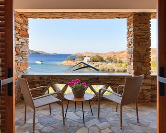 Amazing 2 bedroom apartment overlooking the Marina of Vourkari - Ιουλίδα - Μπαλκόνι