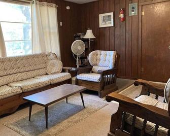 2 Bedroom Lakeside Cabin-Family Fishing Resort-Hayward Wi-Chippewa Flowage - Hayward - Living room