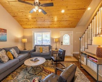 The Family Cabin: 4br/2ba W Fire Pit - Fayetteville - Wohnzimmer