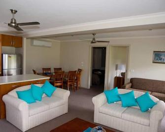 Riverside Golf Club 3 Bedroom Holiday House - Buronga - Living room