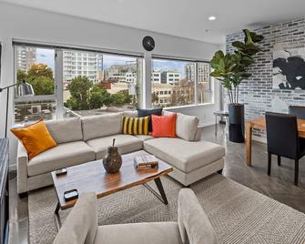 Soho Penthouse By Iris Properties! - Victoria - Living room