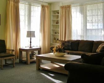 Cottage in Mount Ida, Arkansas. Three blocks from town square. - Mount Ida - Living room