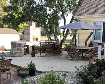 Attwood House Bed and Breakfast near Manhattan, KS - Randolph - Patio