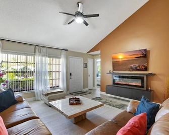 Three bedroom Villa With European Flair - Zephyrhills - Living room