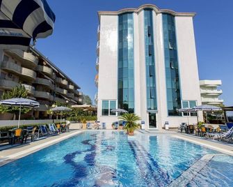 Hotel Ambassador - Tortoreto - Zwembad