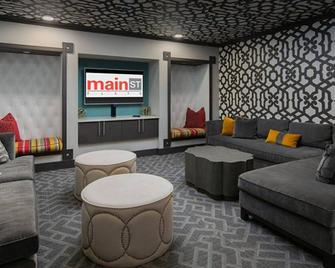 Sunny Bellevue 1BR w/ W/D, Gym & Lounge, nr Downtown Park, by Blueground - Bellevue - Living room