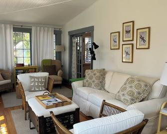 Classic, Upscale Chilmark Farmhouse And Private Beach Key - Chilmark - Living room