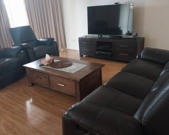 Prime location and a set two rooms available in a 3 bedroom house. - Cranbourne North - Living room