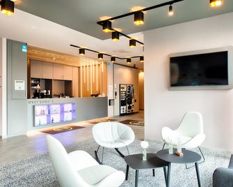 B&B Hotel Stuttgart-Neckarhafen -- B&B 호텔 슈투트가르트-네크카하펜 - 슈투트가르트 - 로비