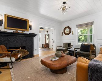 Welcome to The Gambier Homestead. - Gambier - Living room