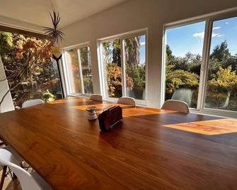 Cozy 4-bedroom house in pleasant Nice with AC, WiFi beautiful view of the lake - Nice - Dining room